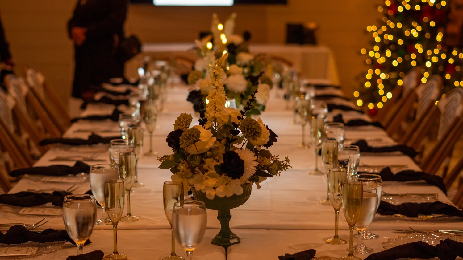 Styled event dining table and floral arrangement